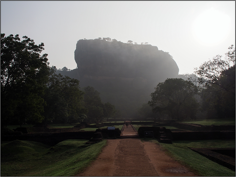 Sigiriya-Felsen im Morgennebel
