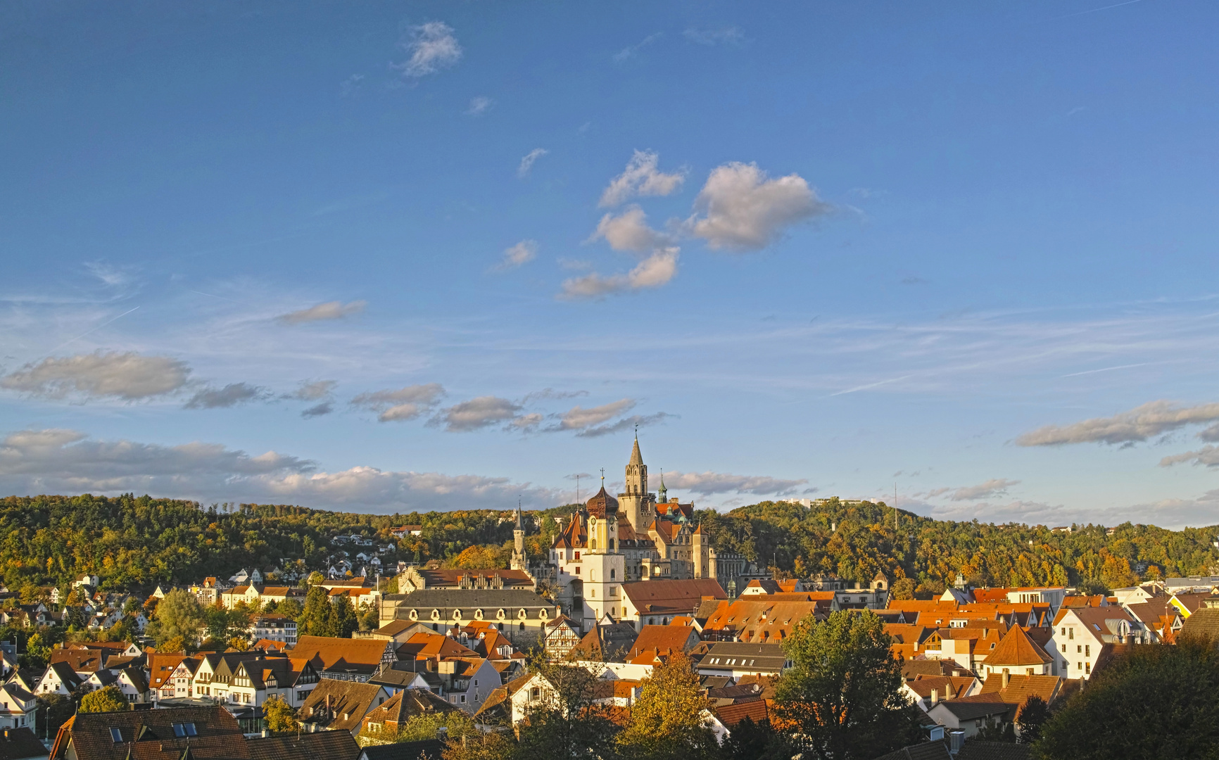 Sigmaringen : Blick über die Altstadt, Stadtpfarrkirche St. Johann und Schloß. Herbst 2013.