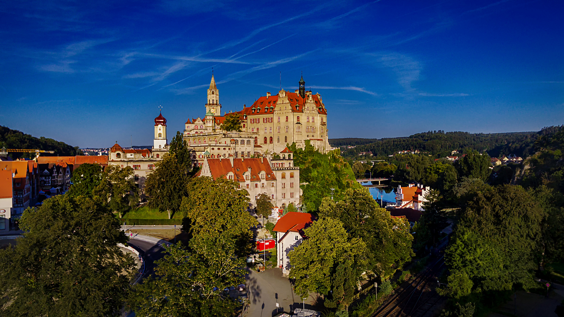 Sigmaringen - das Schloss vom Bahnübergang aus 