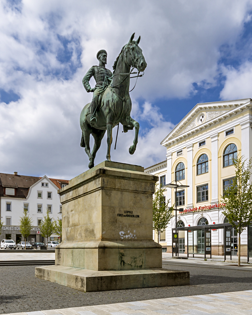 Sigmaringen Leopoldplatz Leopoldstatue vor Kreissparkasse