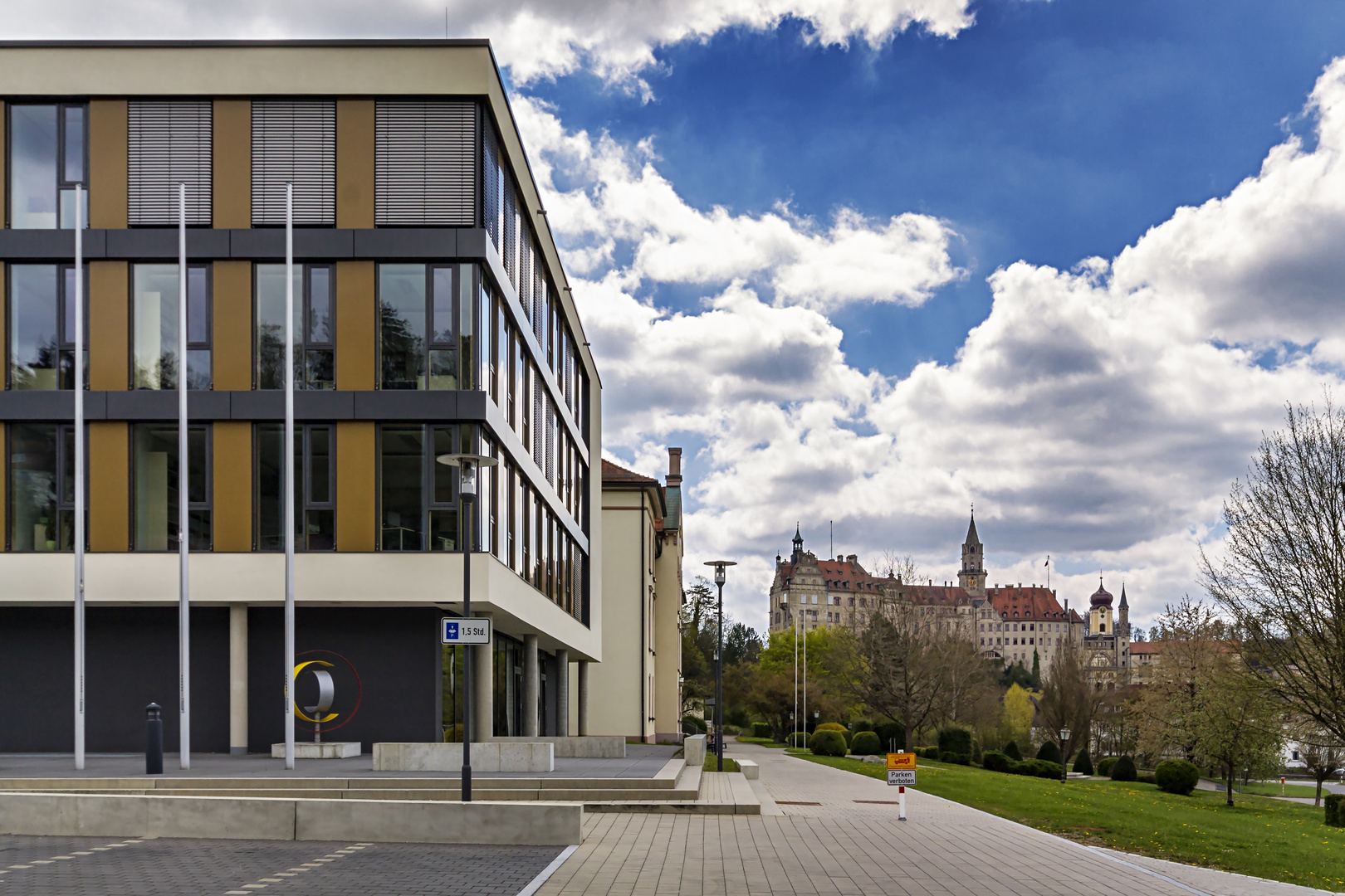 Sigmaringen neues Landratsamt mit Blick aufs Schloss