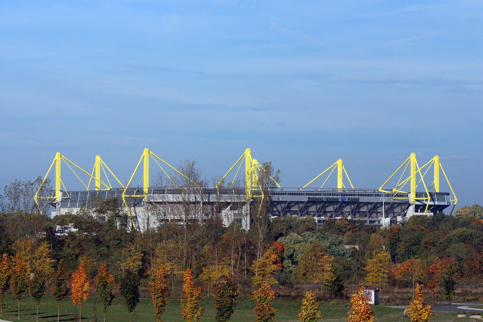 Signal Iduna Park im Herbst