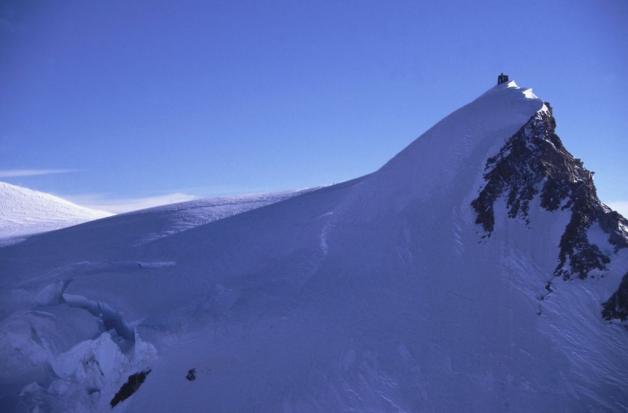 Signalkuppe 4554m mit der Margarethenhütte....