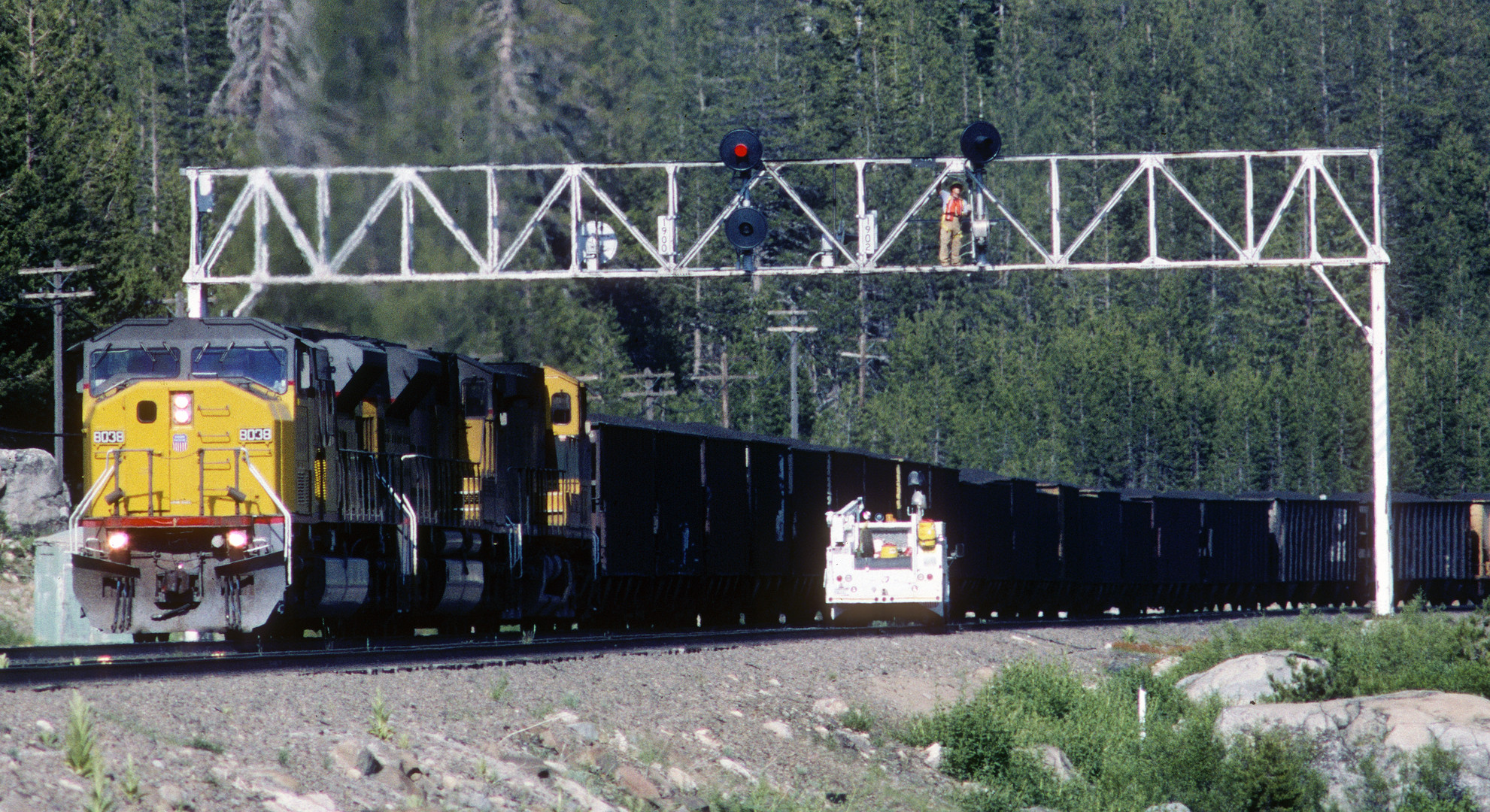 Signalreparatur in "Wild West" am Donnerpass, man beachte den Arbeiter auf der Signalbrücke !