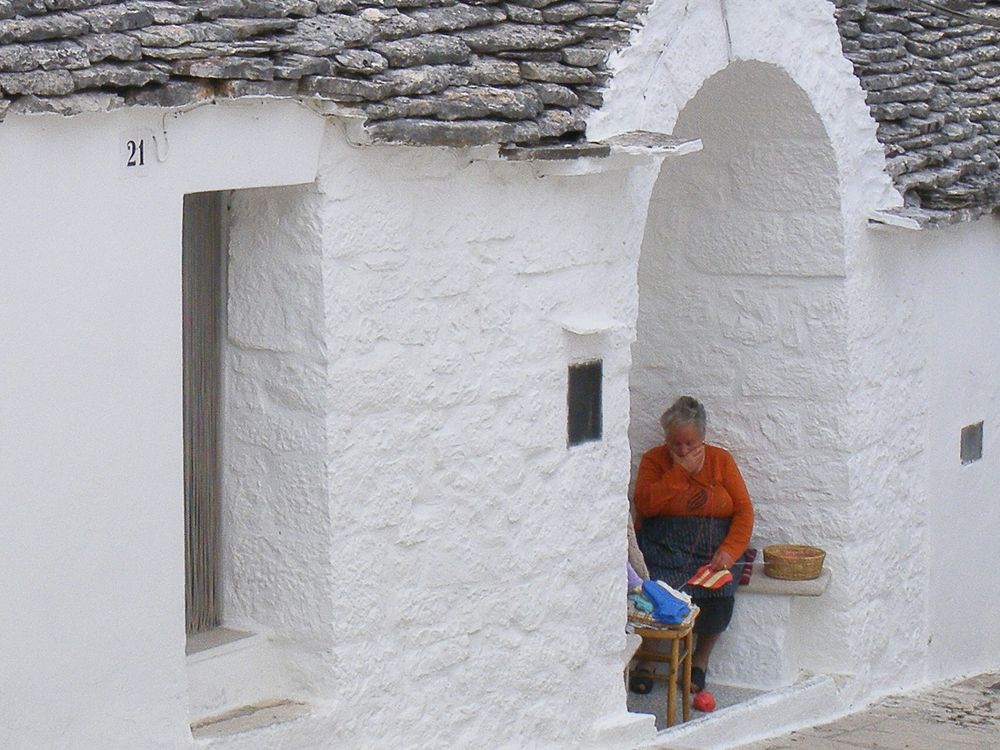 Signora anziana al trullo