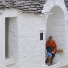 Signora anziana al trullo