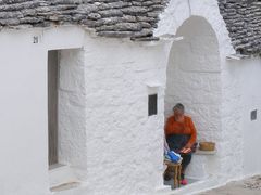 Signora anziana al trullo