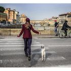 Signora con cagnolino al Ponte alle Grazie