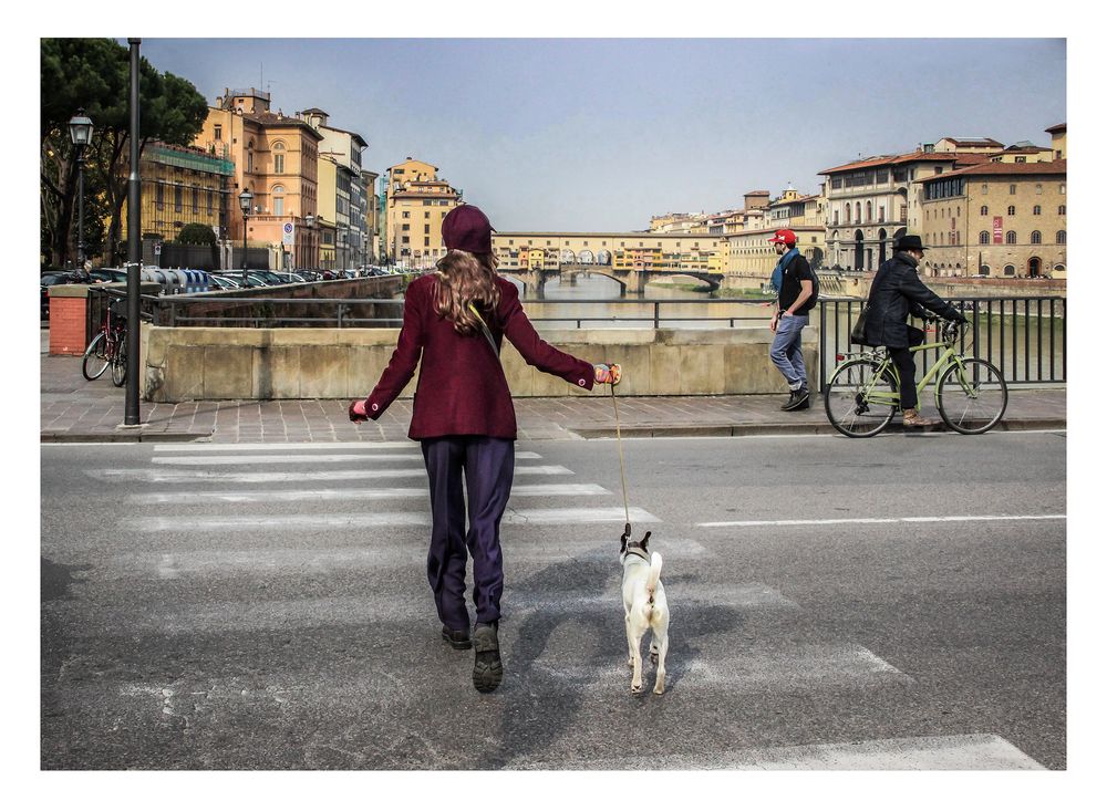 Signora con cagnolino al Ponte alle Grazie
