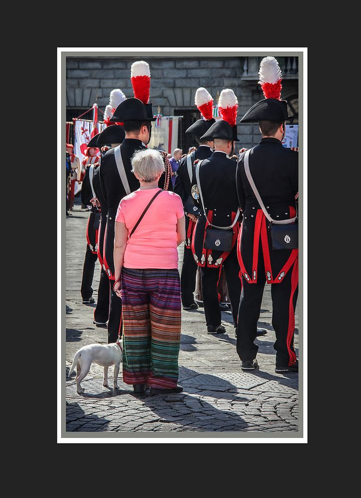 Signora con cagnolino ... e carabinieri  (quasi un reparto cinofilo)