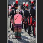 Signora con cagnolino ... e carabinieri  (quasi un reparto cinofilo)