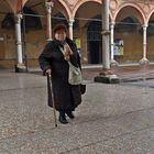 SIGNORA IN CAPPOTTO NERO DAVANTI A SANTA MARIA DEI SERVI