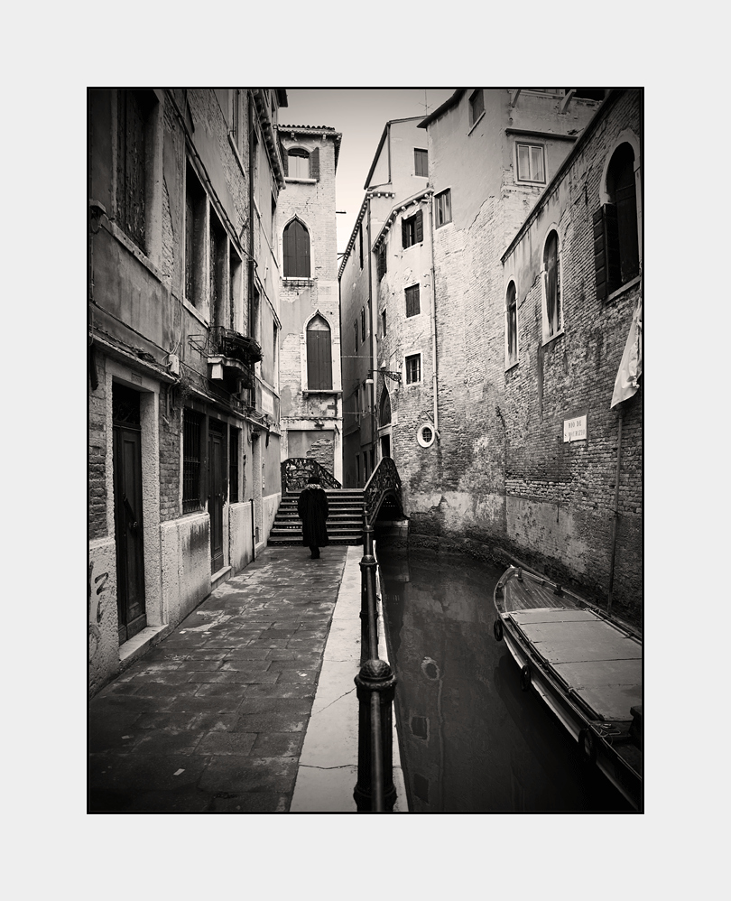 *Signora Lamberti durante una passeggiata in San Marco*