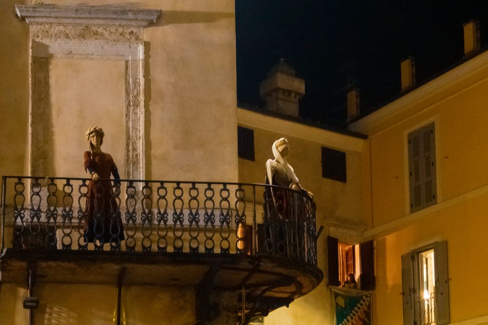 Signore sul balcone, Orte