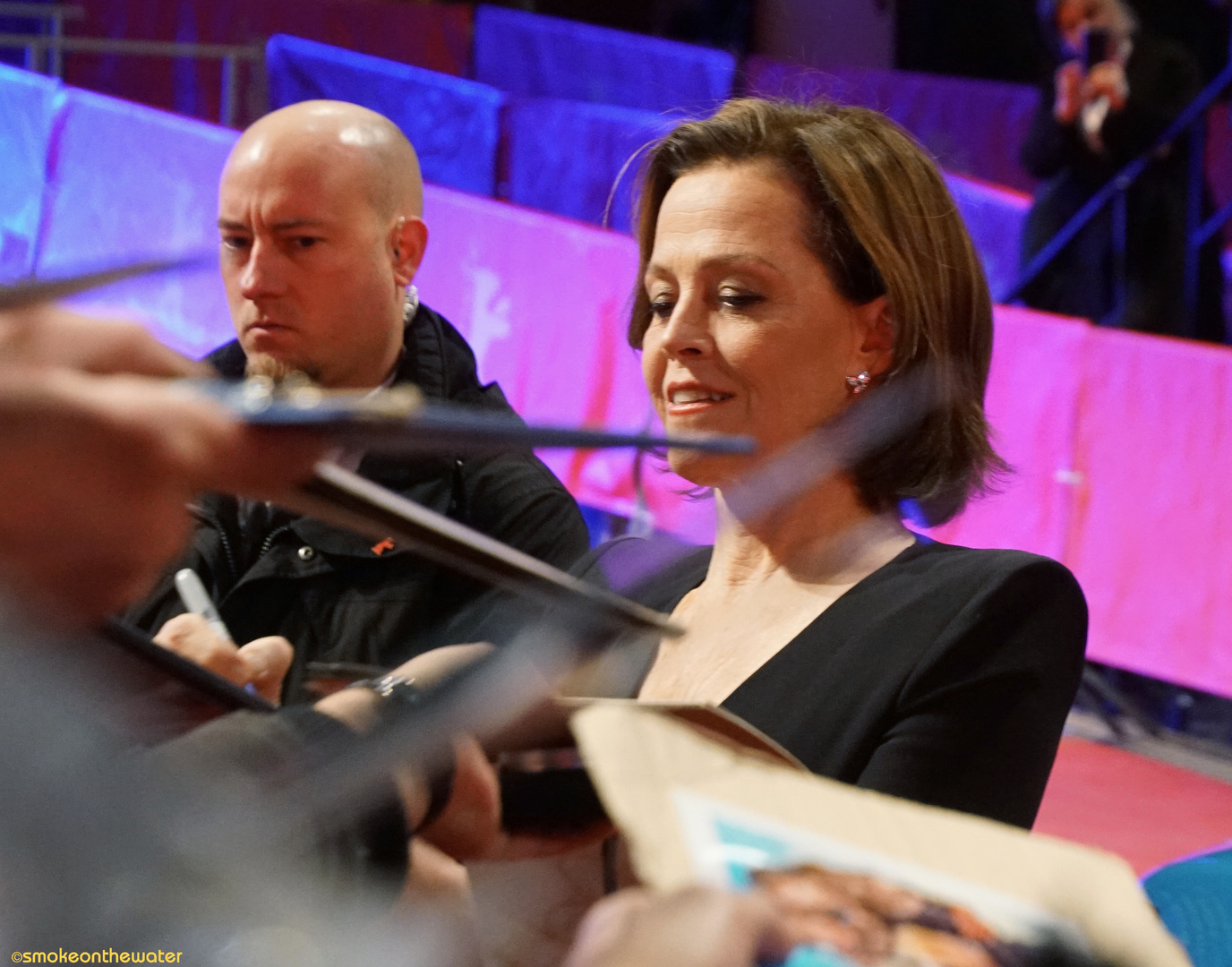 Sigourney Weaver schreibt eifrig Autogramme