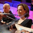 Sigourney Weaver schreibt eifrig Autogramme