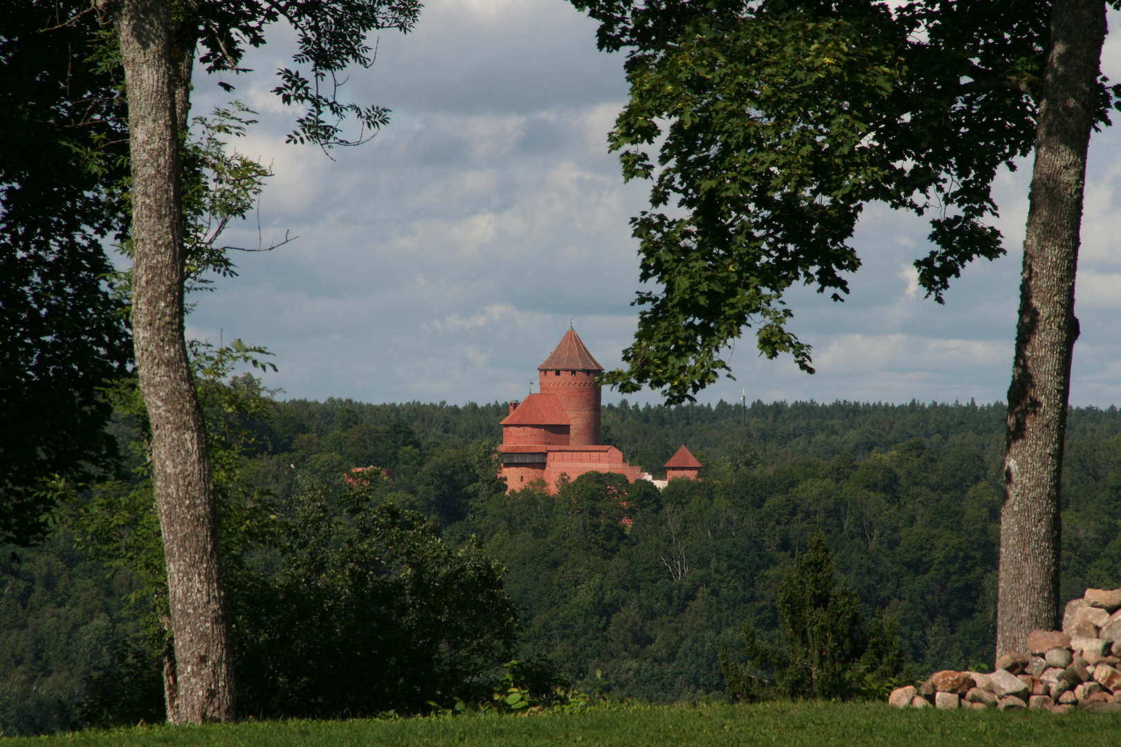 Sigulda: Blick von der Ordensburg zur Bischofsburg