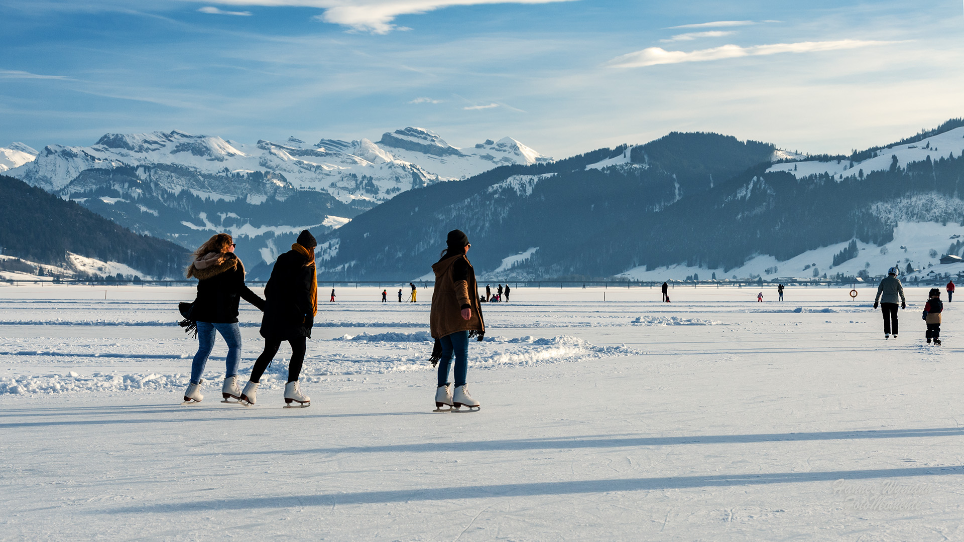 Sihlsee #2 - Schlittschuhspass vor imposanter Bergkulisse auf dem Natureisfeld