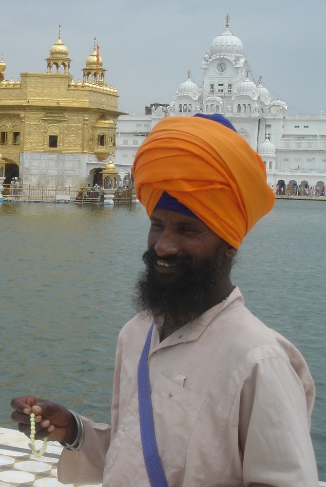 Sikh im Goldenen Tempel von Amritsar, Punjab