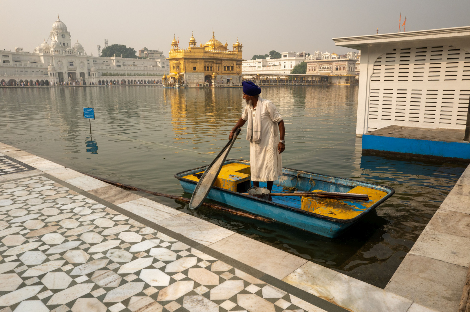 Sikh reinigt Heiligen See am Goldenen Tempel in Amritsar Punjab Indien