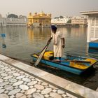 Sikh reinigt Heiligen See am Goldenen Tempel in Amritsar Punjab Indien