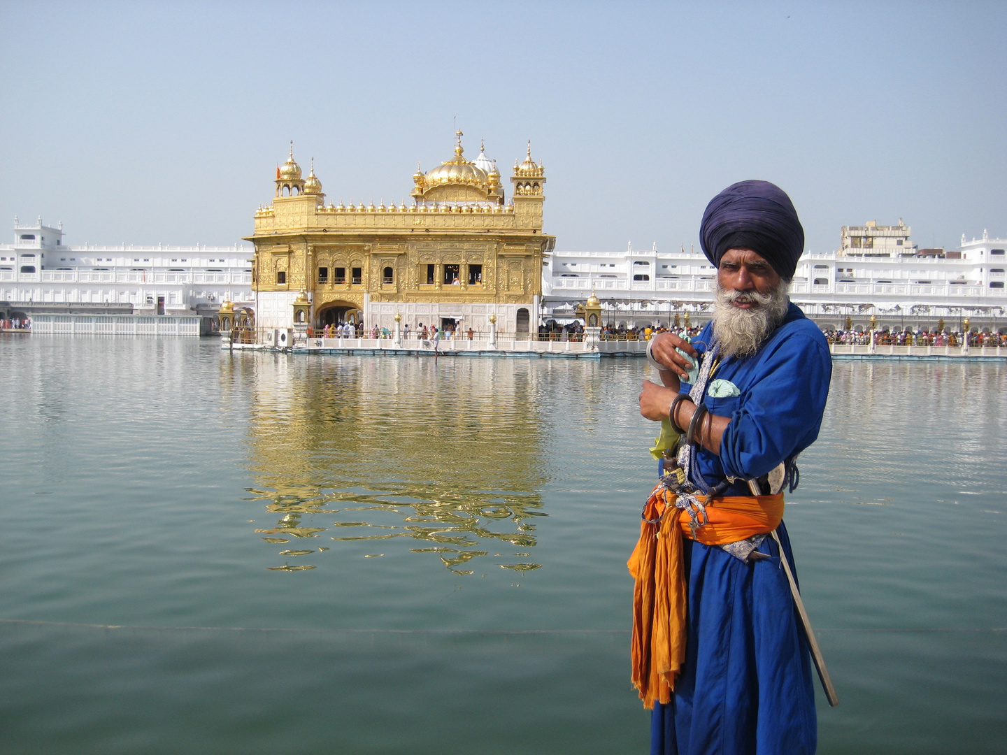 Sikh vor dem goldenen Tempel in Amritsar