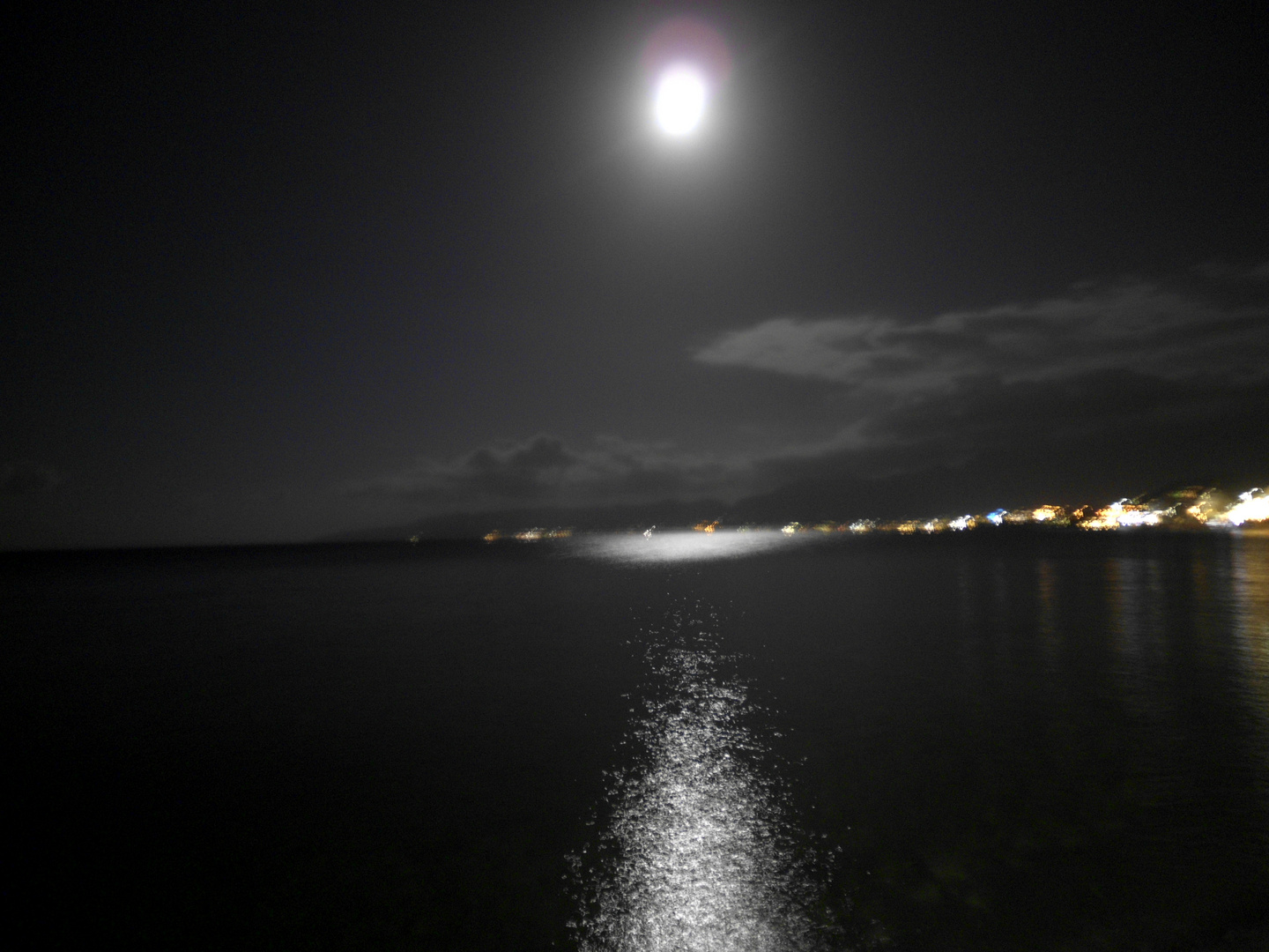 silbern fällt der Mond ins Wasser