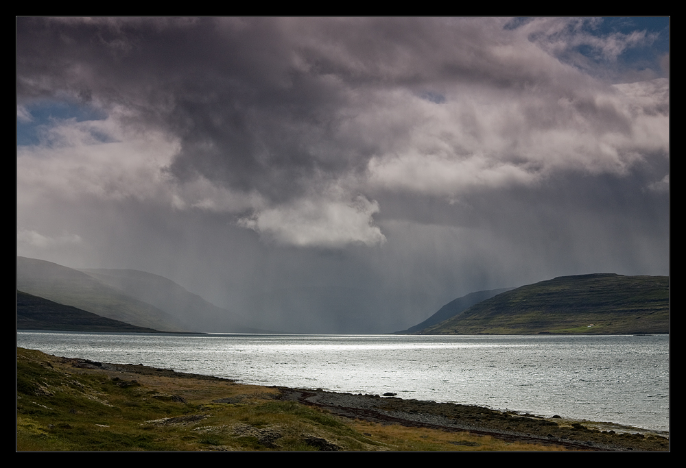 Silbern schimmert der Fjord