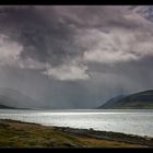 Silbern schimmert der Fjord