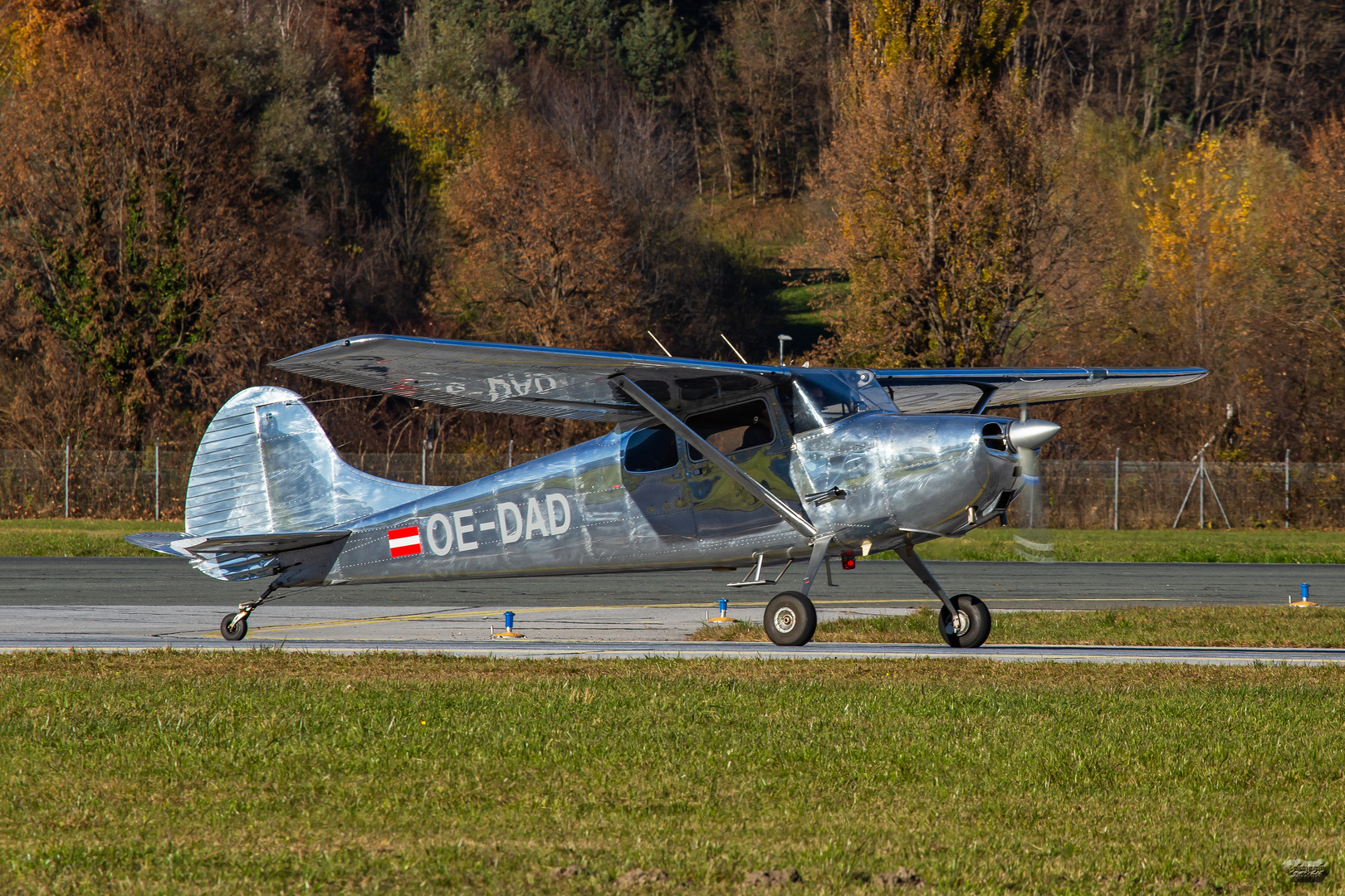 Silberne Cessna 170B