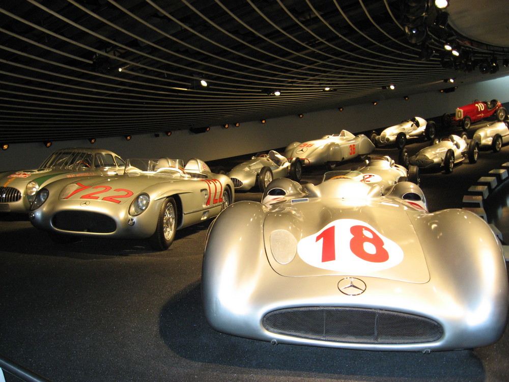 Silberpfeile im Mercedes Museum Stuttgart