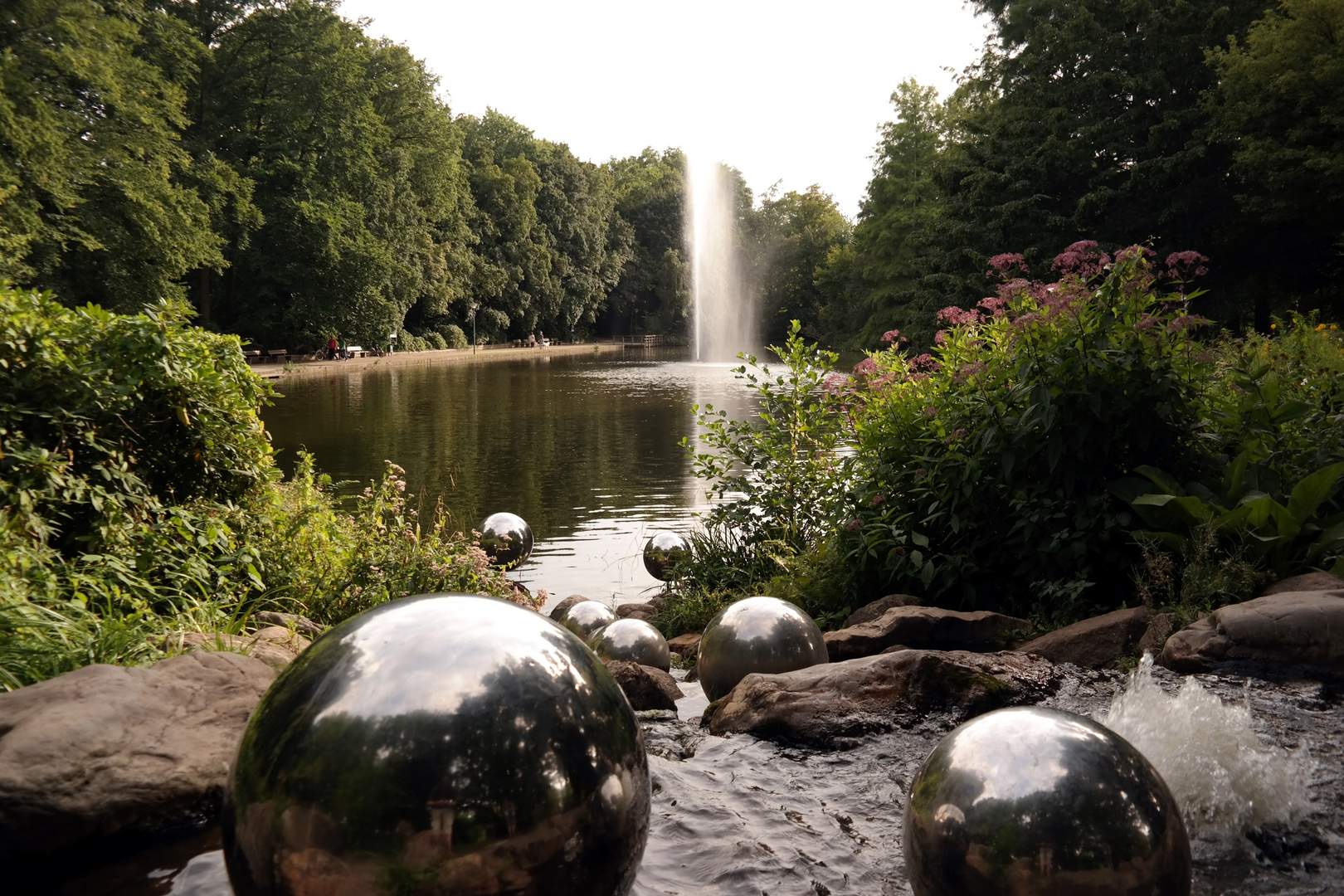 Silbertropfen, die ins Wasser hopfen