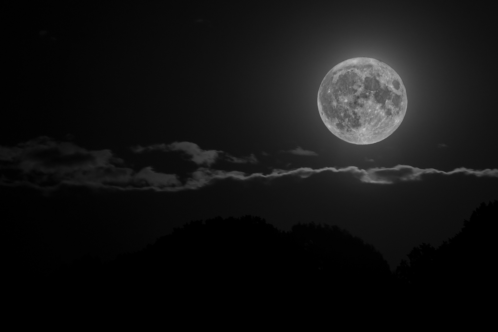 Silbriger Mond am wolkigen Nachthimmel