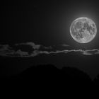Silbriger Mond am wolkigen Nachthimmel