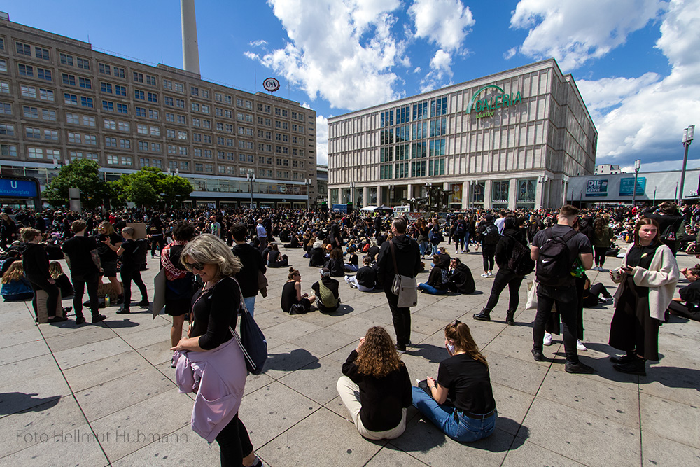 SILENT-DEMO GEGEN RASSISMUS BERLIN ALEXANDERPLATZ #02