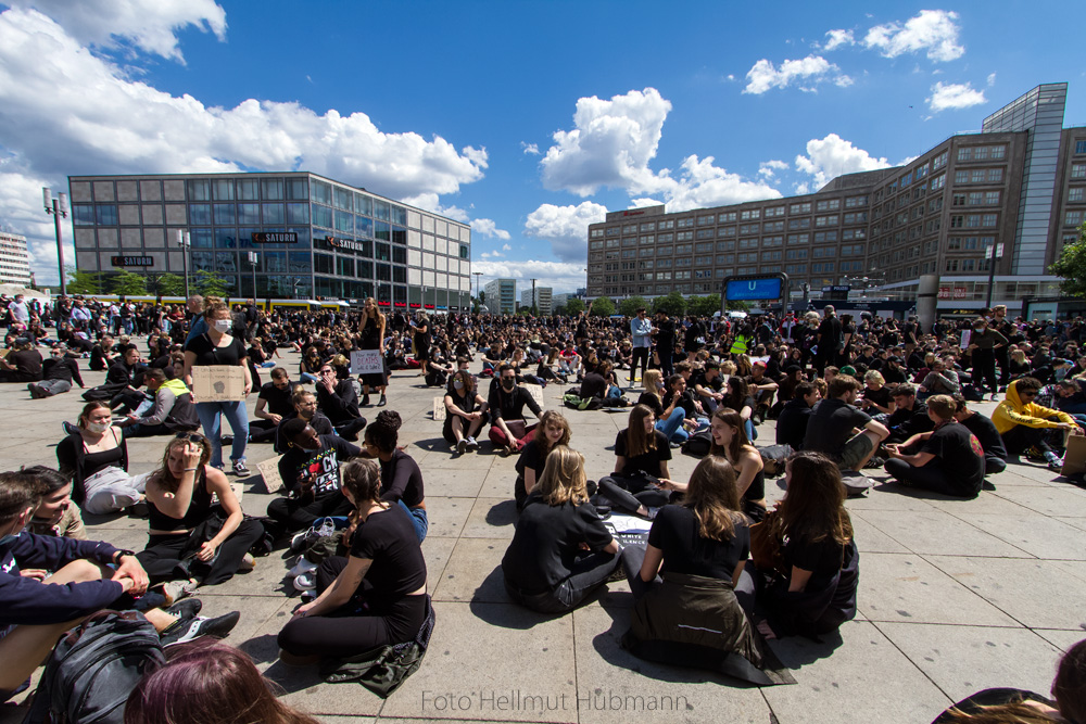 SILENT-DEMO GEGEN RASSISMUS BERLIN ALEXANDERPLATZ #03