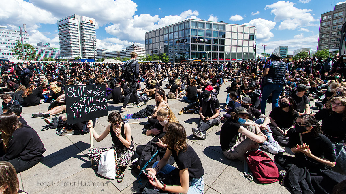 SILENT-DEMO GEGEN RASSISMUS BERLIN ALEXANDERPLATZ #04