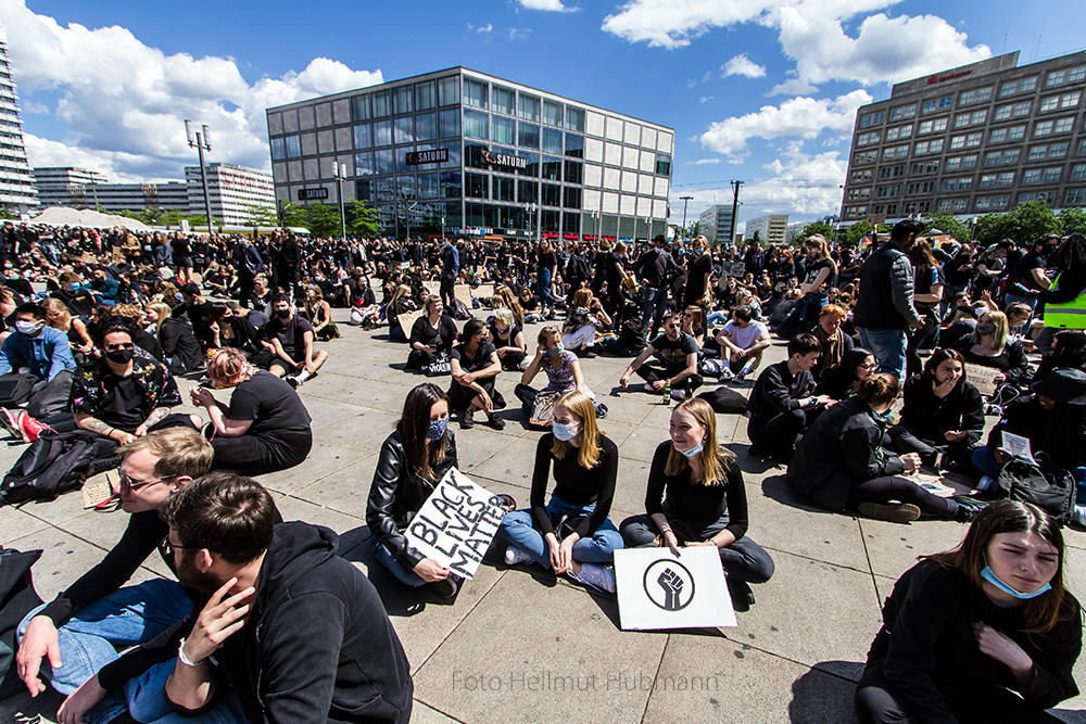 SILENT-DEMO GEGEN RASSISMUS BERLIN ALEXANDERPLATZ #05