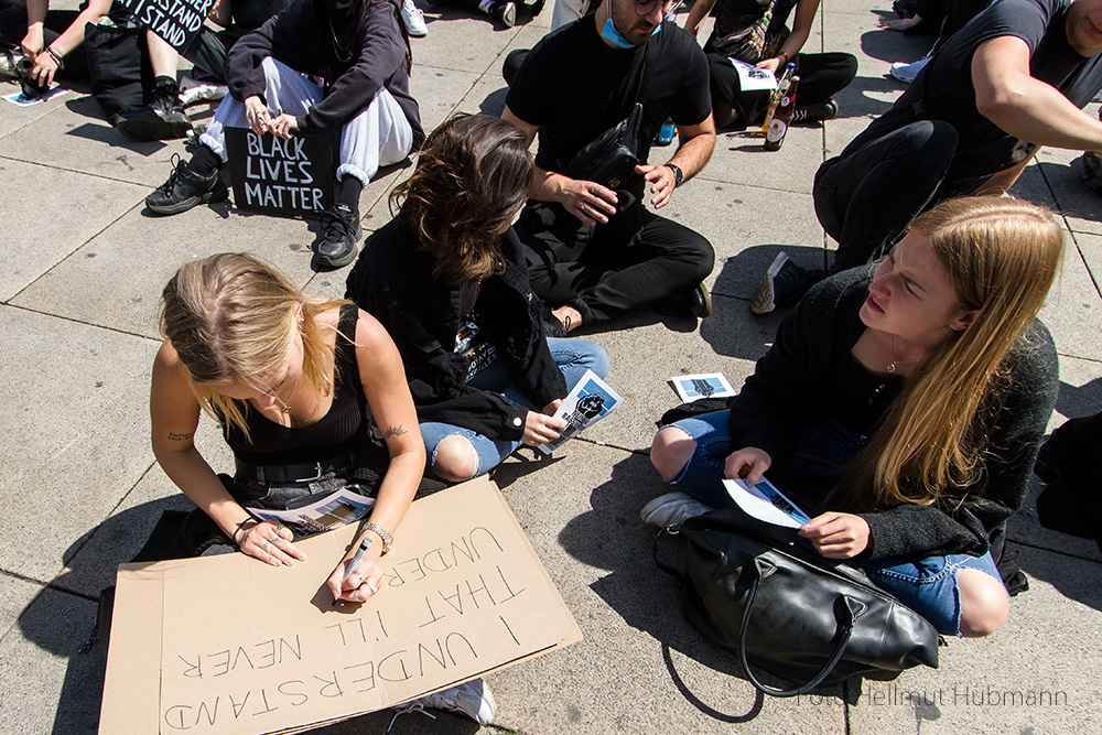 SILENT-DEMO GEGEN RASSISMUS BERLIN ALEXANDERPLATZ #09