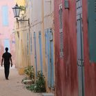 Silhouette dans une ruelle de l'île de Gorée au Sénégal