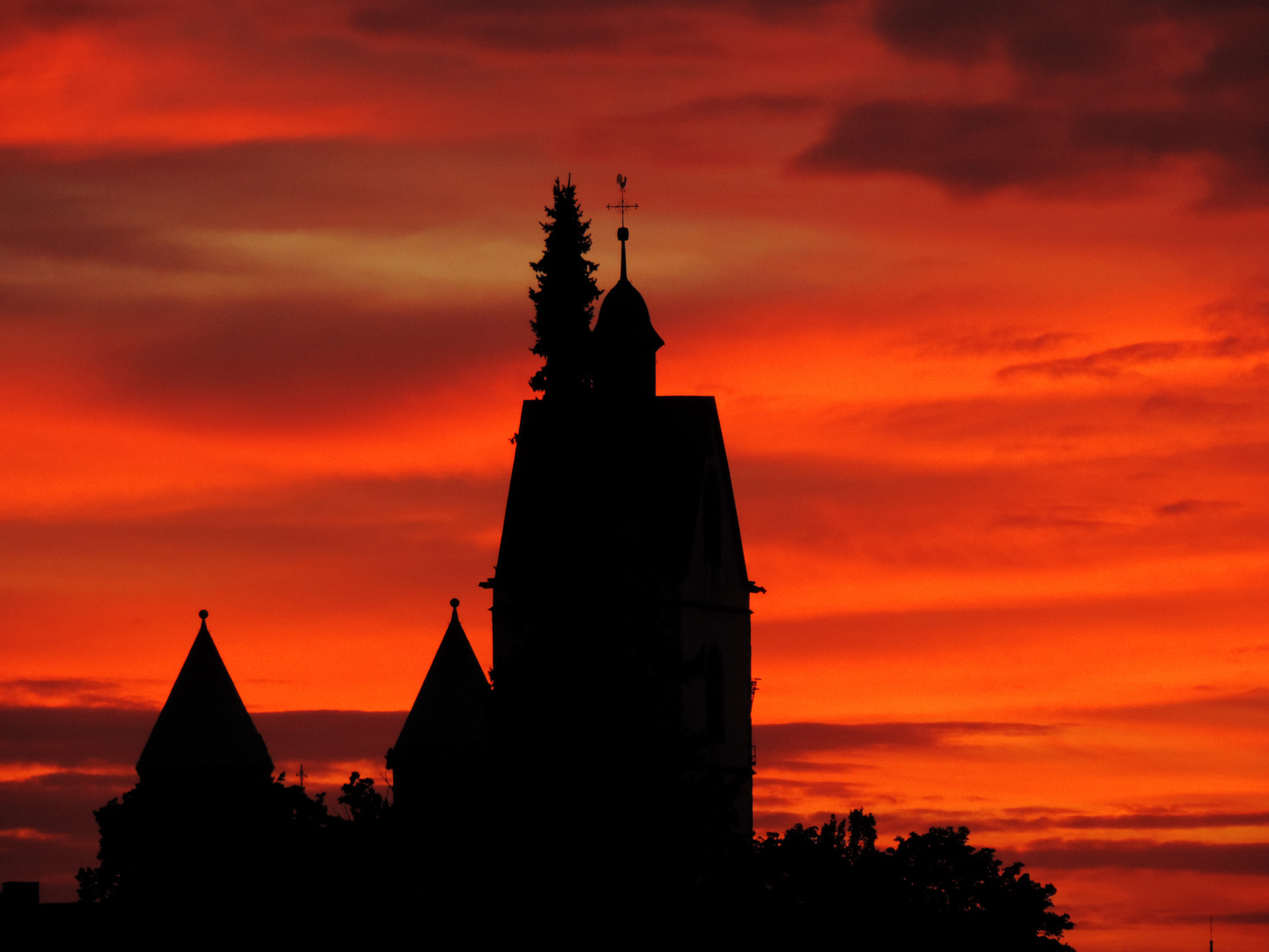 Silhouette der Busdorfkirche in Paderborn...