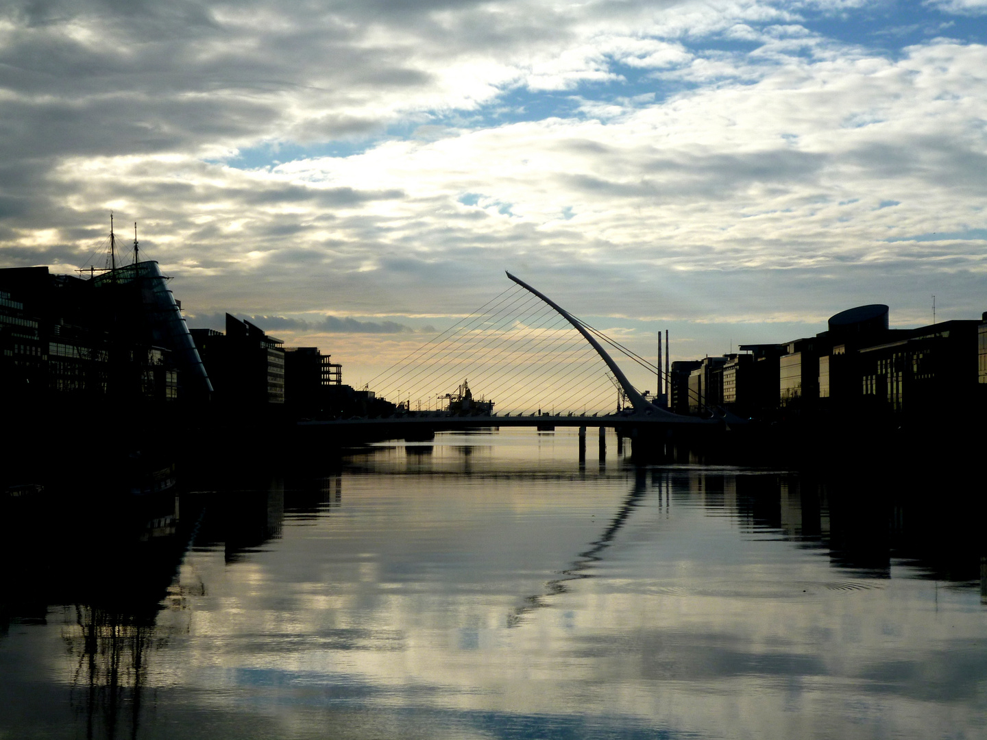 Silhouette der Samuel Beckett Brücke am Hafen Dublins