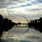 Silhouette der Samuel Beckett Brücke am Hafen Dublins