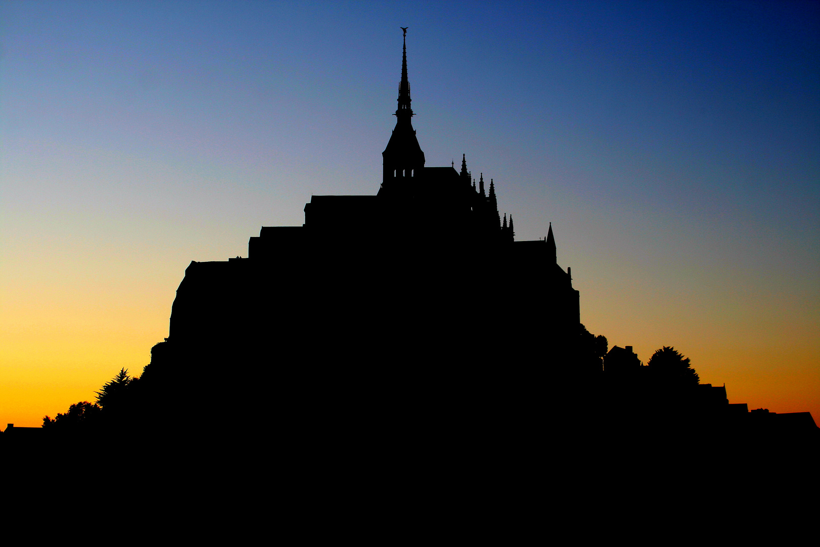 Silhouette des Mont-Saint-Michel im Licht der untergehenden Sonne