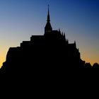 Silhouette des Mont-Saint-Michel im Licht der untergehenden Sonne