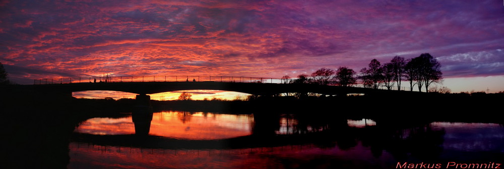 Silhouette einer Brücke