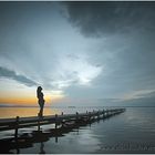 Silhouette einer Frau auf einem Steg in Steinhude mit Abendstimmung am Steinhuder Meer