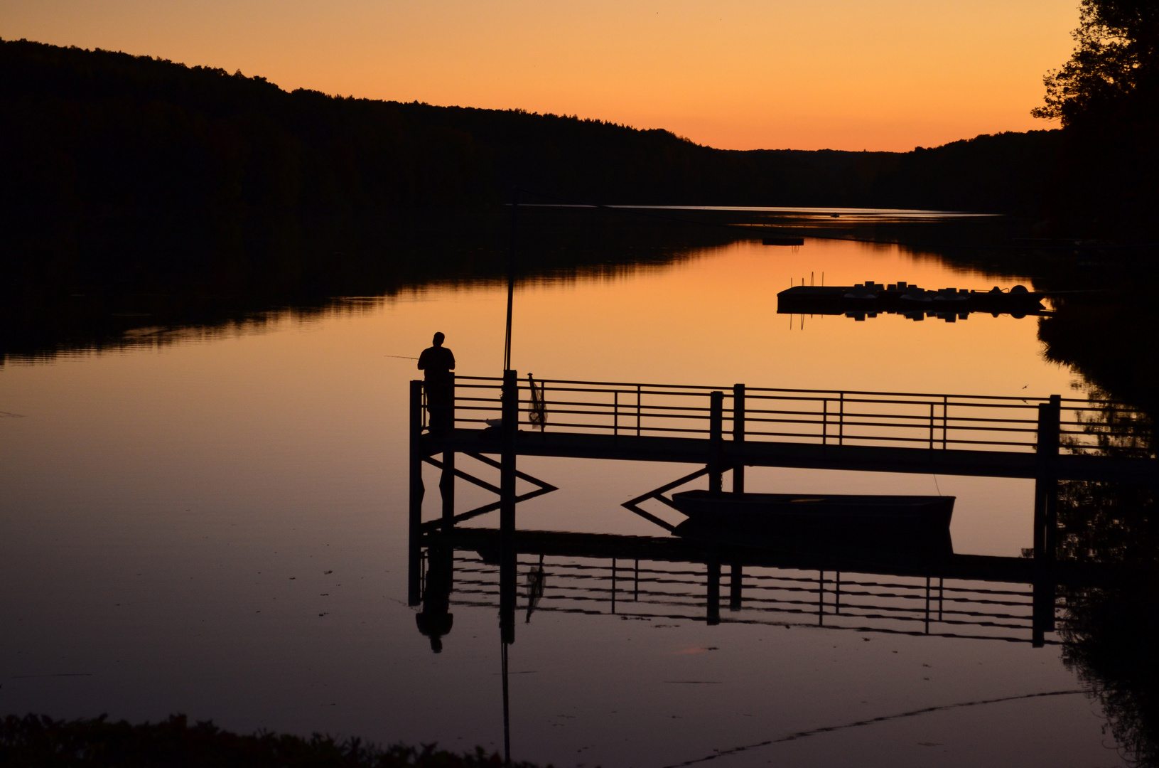 Silhouette eines Anglers im Abendrot