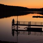 Silhouette eines Anglers im Abendrot