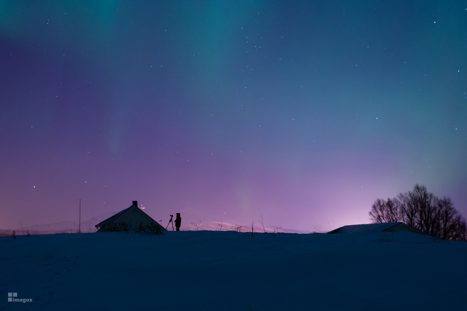 Silhouette eines Polarlicht Fotografen